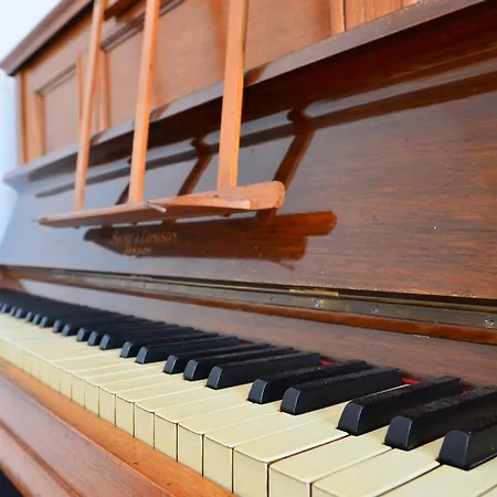 La Au Piano *